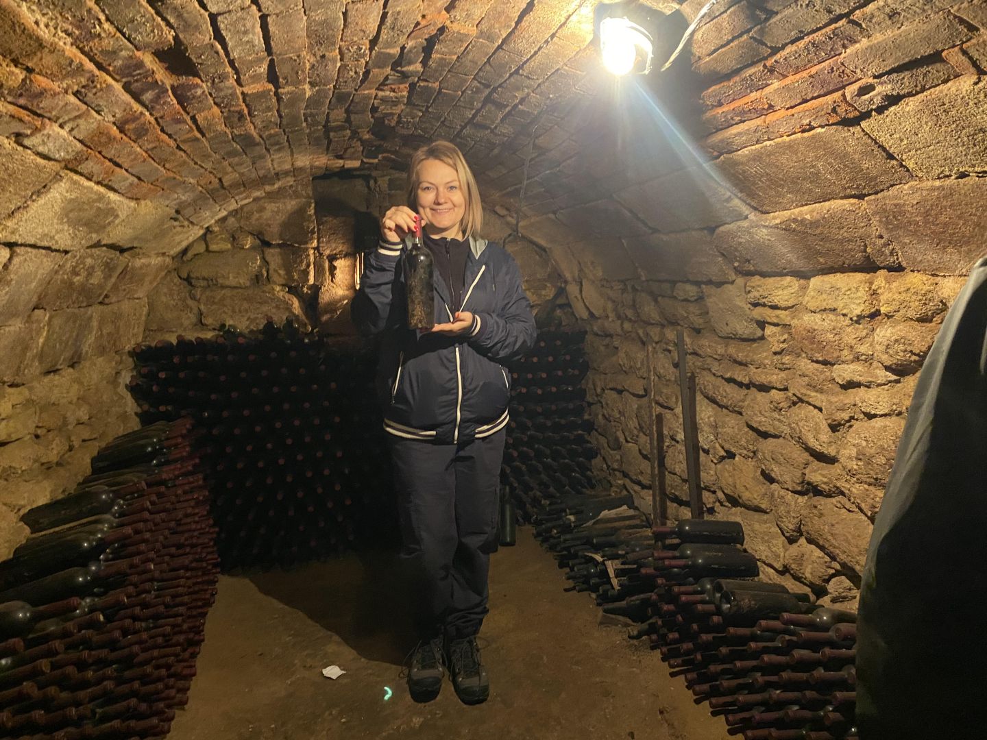 Junge Frau - Alter Wein